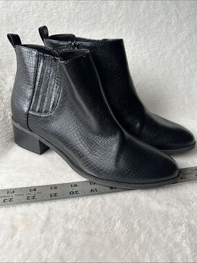 Old navy Black Women's Textured Chelsea Ankle Boots size 8